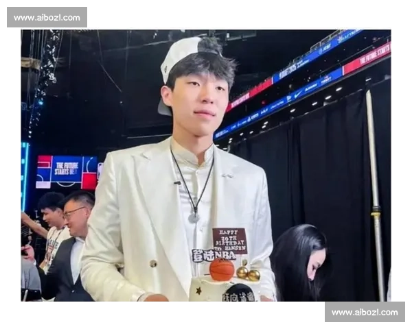 一身白配粉书包！杨瀚森登机赴客场